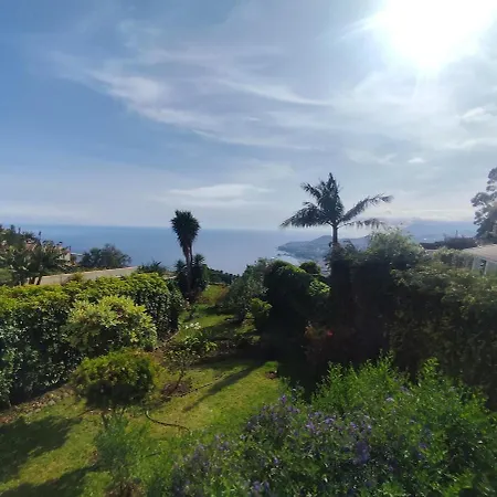 Dom wakacyjny Ocean Views - Scenic Garden Getaway *