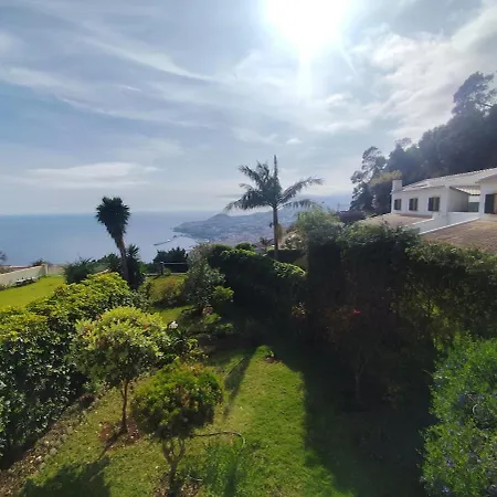 Ocean Views - Scenic Garden Getaway *